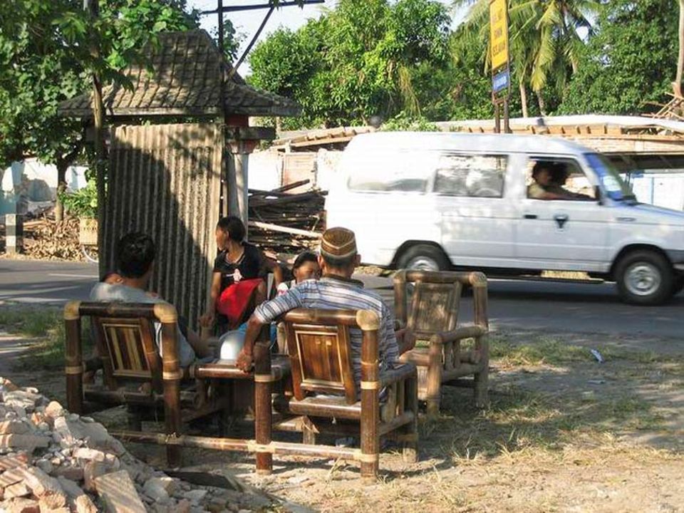 Ihnen ist nichts mehr geblieben: Diese Familie lebt auf einem Sofa an der Straße Ihnen ist nichts mehr geblieben: Diese Familie lebt auf einem Sofa an der Straße