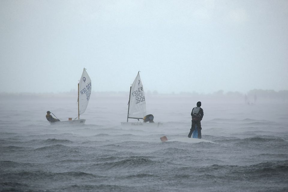 Als das Unwetter losbricht, herrscht Untergangsstimmung: Einige haben den Kampf gegen den Wind sofort verloren und sind gekentert. Andere schöpfen verzweifelt gegen Regen und überschwappende Wellen an. Kaum ein Starter beendet das Rennen ohne Zwangspause