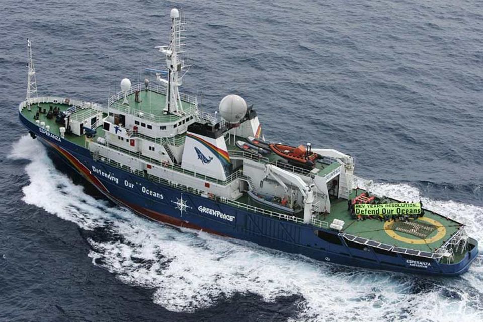 Mit dem Schiff "Esperanza" sind die Umweltschützer von Greenpeace auf den Weltmeeren unterwegs
