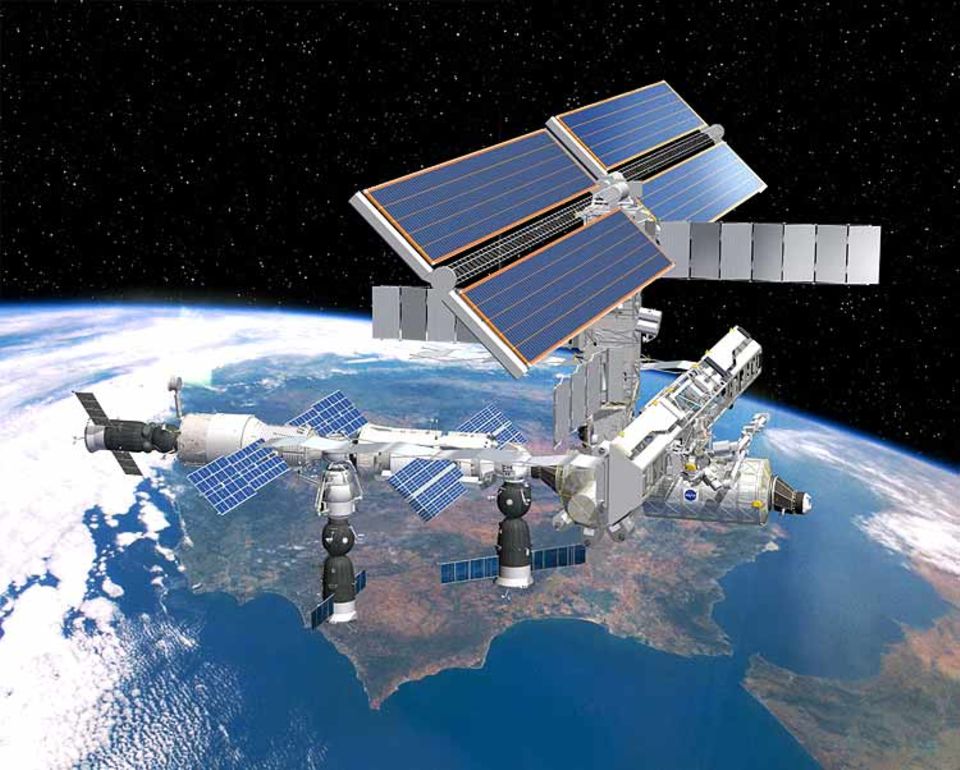 Völlig schwerelos rast die ISS seit acht Jahren um die Erde - und das 16 Mal pro Tag. Unten auf der Erde sind gerade die Umrisse von Spanien zu erkennen und die Straße von Gibraltar (rechts unten)