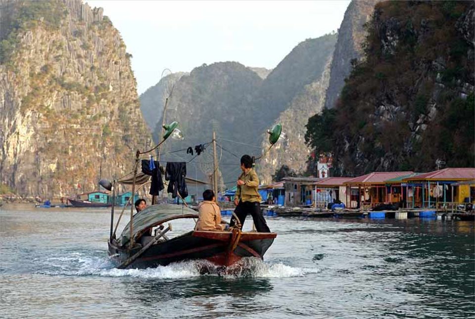 1600 Menschen leben in der Ha Long Bucht in kleinen schwimmenden Dörfern auf und von dem Wasser des Meeres