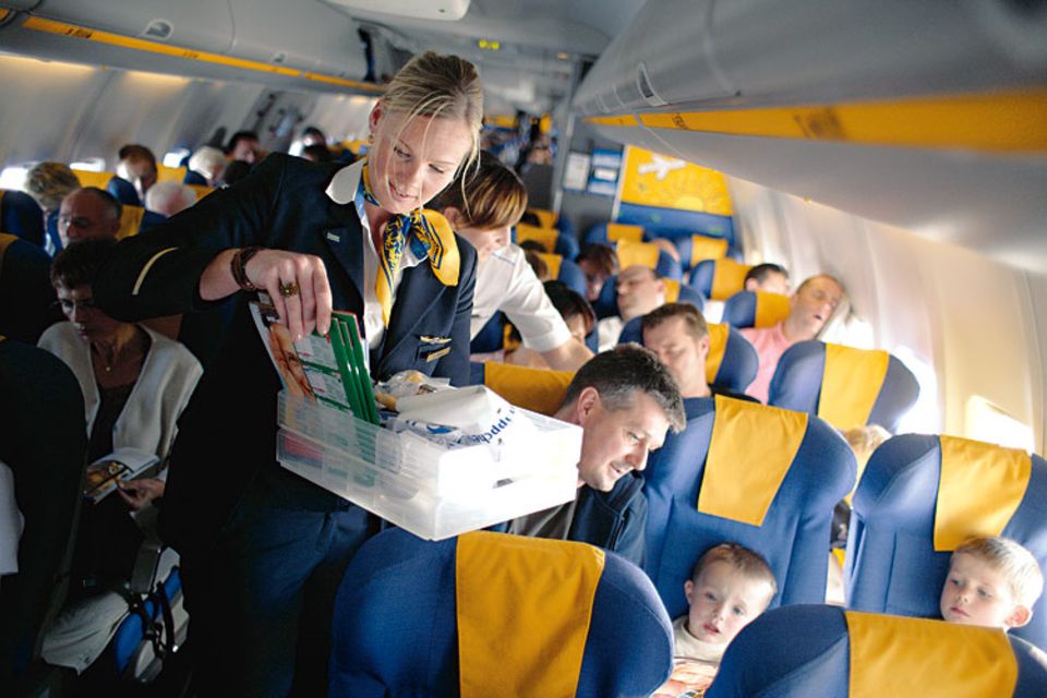 Beruf: Jeden Handgriff hat die Flugbegleiterin mit ihren Kollegen abgestimmt. In dem engen Mittelgang würden sie sich sonst auf den Füßen stehen