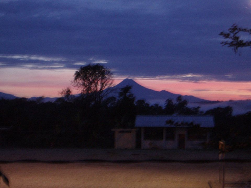 Morgendlicher Blick auf den 50 Kilometer entfernten Vulkan Sumaco