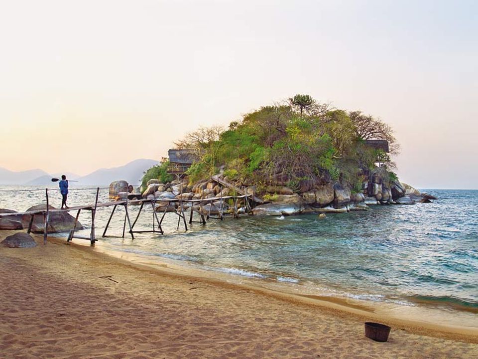 Mumbo Island ist eine unbewohnte kleine Insel im Süden des Malawisees, auf der Reisende das verträumte Camp von "Kayak Africa" finden. Sie besteht aus einer Handvoll überdachter Luxuszelte, rundherum nichts als kristallklares Wasser, zum Schnorcheln und Schwimmen bestens geeignet