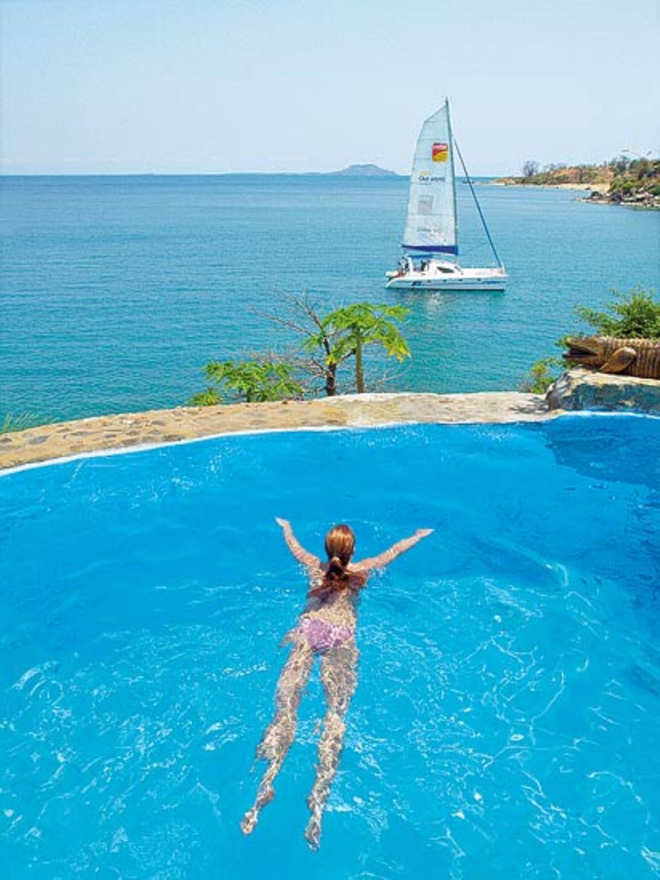 Schwimmen mit Aussicht: Pool der "Kaya Mawa Lodge", hinten ankert die "Mufasa"