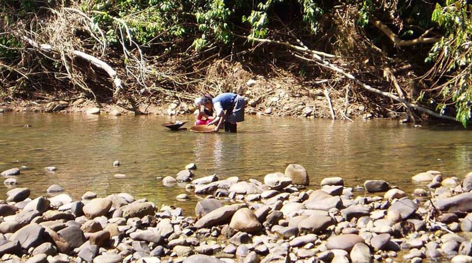Eine typische Beschäftigung der Frauen - Goldwaschen im Fluss Eine typische Beschäftigung der Frauen - Goldwaschen im Fluss