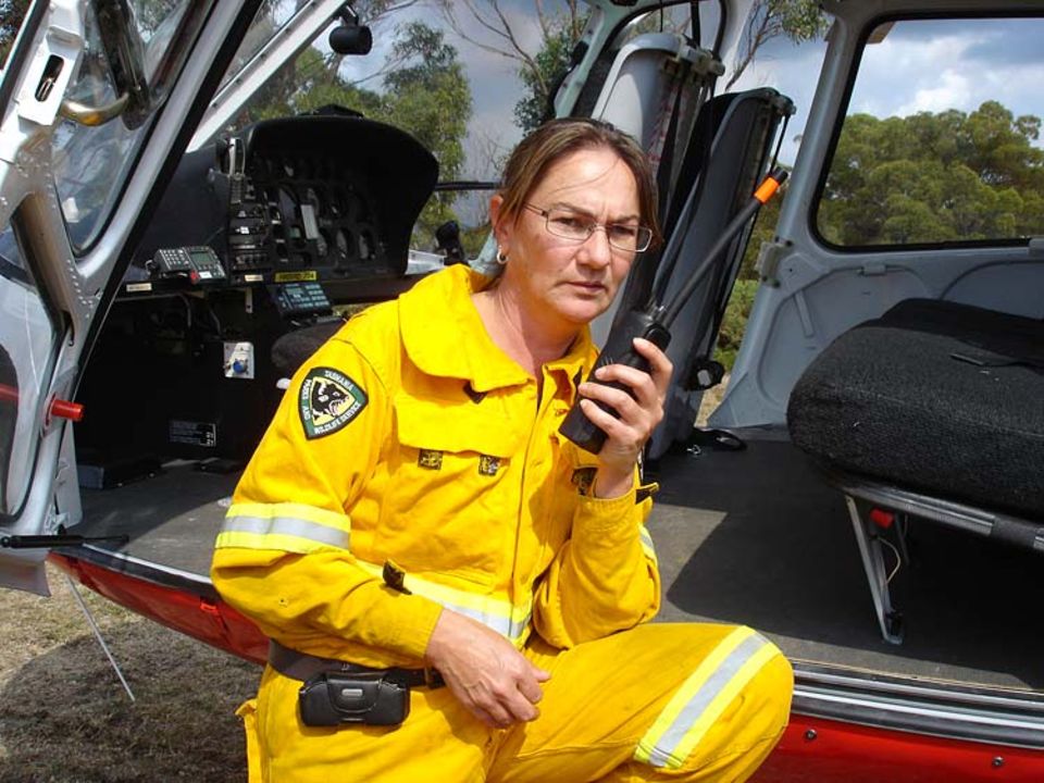 Die Rangerin Lalani Hyatt patrouilliert täglich in ihrem Jeep durch das Arthur-Pieman-Schutzgebiet Die Rangerin Lalani Hyatt patrouilliert täglich in ihrem Jeep durch das Arthur-Pieman-Schutzgebiet
