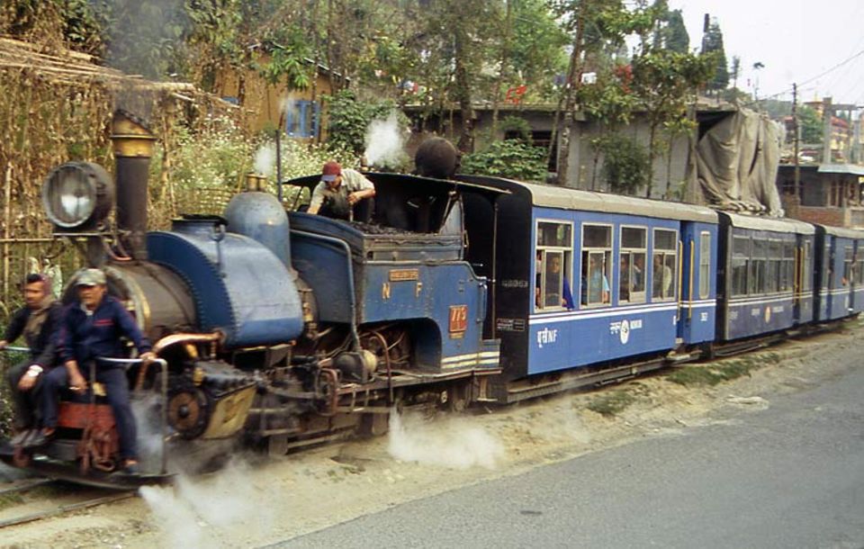 Die Engländer bauten die technisch einmalige Himalaja-Bahn im Jahre 1881 Die Engländer bauten die technisch einmalige Himalaja-Bahn im Jahre 1881