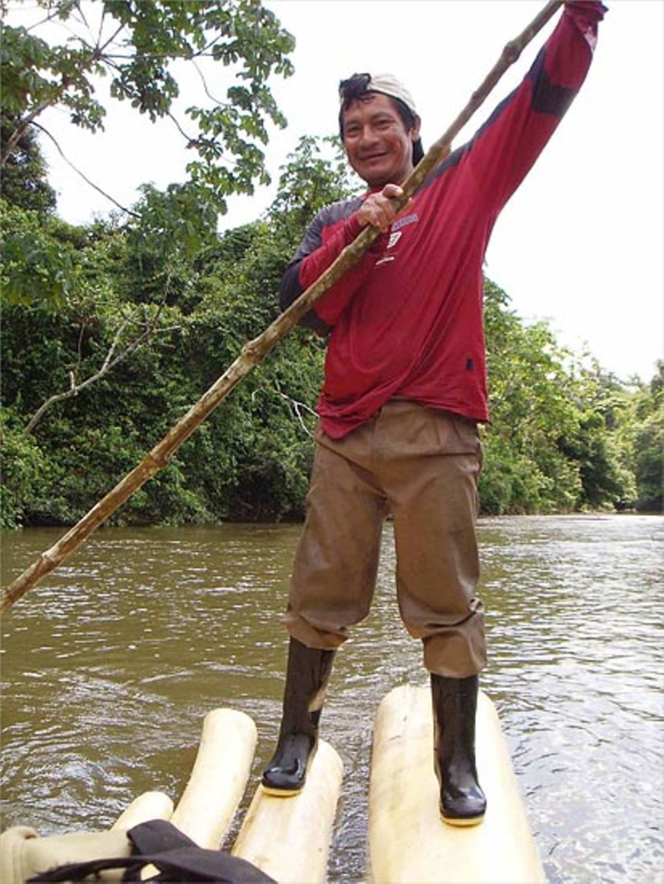 Unser Steuermann auf dem Río Bueno Unser Steuermann auf dem Río Bueno