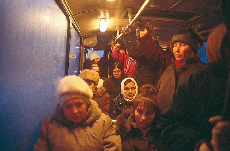 Morgendliche Trübsal: Omnibusse fahren die Arbeiter in die Fabriken. "Oft müssen wir monatelang auf die Auszahlung unserer Löhne warten!", schimpfen sie