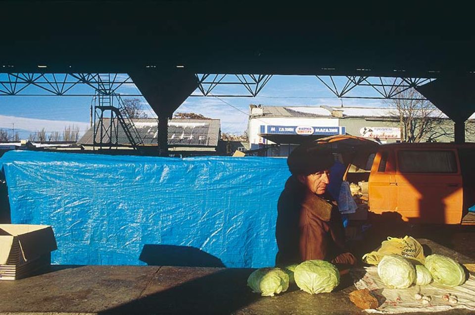 Die Händler auf dem Markt sind schon froh, wenn ihnen die Kohlköpfe ein paar Rubel einbringen