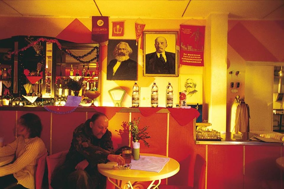 Trinken mit Marx und Lenin: In der Bar zur "Roten Hitze" in Tiraspol können Gäste den Bildnissen ihrer Chefideologen zuprosten und den alten Zeiten nachtrauern