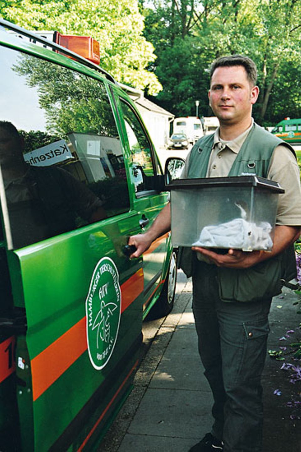 Wenn irgendwo in Hamburg Tiere in Not sind, rückt Heiko Nauschütz mit seinem grünen Transporter aus: Diesmal hat er ein Mauswiesel mitgebracht