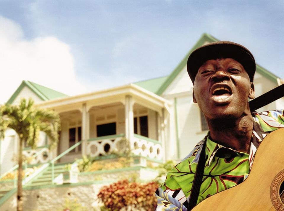 "Grenada is nice, island of spice", singt der Straßenmusiker