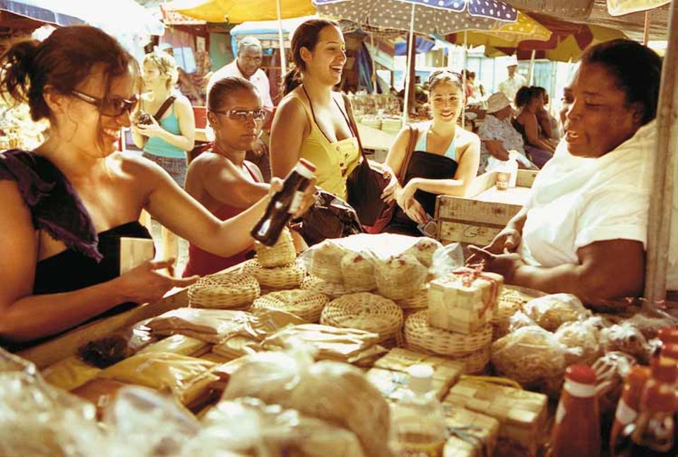 Überblick: Muskat, Curry, Vanille, Ingwer, Zimt - auf dem Markt in Grenadas Hautpstadt St. George's suchen preisbewusste Kreuzfahrerinnen nach einem würzigen Souvenir
