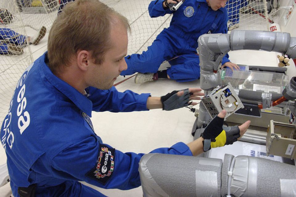 Parabelflug: Rico Preisker (vorn) und Alexander Korff von der RWTH Aachen setzen einen Miniatur-Satelliten im "Weltall" aus Parabelflug: Rico Preisker (vorn) und Alexander Korff von der RWTH Aachen setzen einen Miniatur-Satelliten im "Weltall" aus