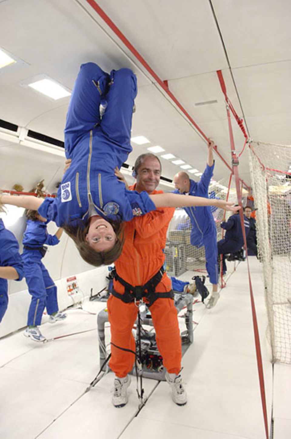 Parabelflug: Zwischen den Experimenten ist noch genug Zeit für federleichte Turnübungen Parabelflug: Zwischen den Experimenten ist noch genug Zeit für federleichte Turnübungen