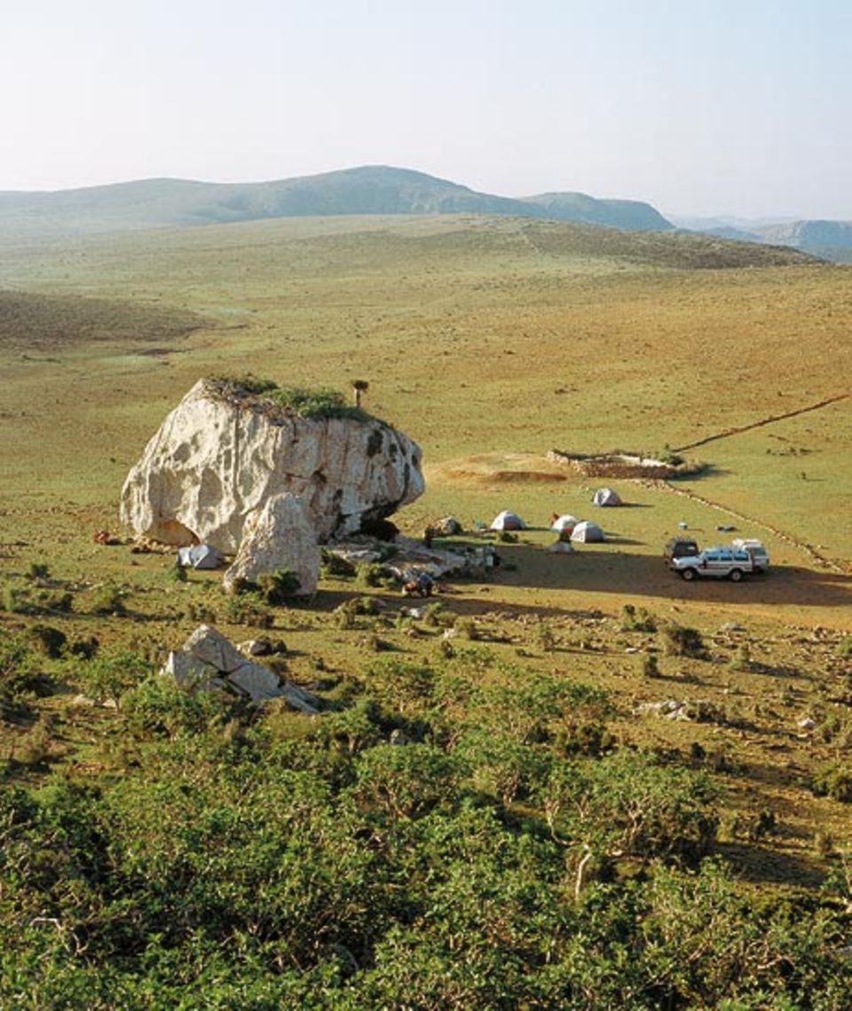 Rätselhafter Solitär: Als hätte ein Riese ihn fallen gelassen, liegt ein gewaltiger Kalksteinblock auf dem Hochplateau von Mumi. In seinem Schutz hat die Reisegruppe ihr Nachtlager aufgeschlagen