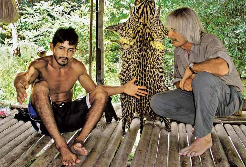 Das Tier war sooo groß ...! Marc van Roosmalen muss gut zuhören: Die Waldbewohner Brasiliens stoßen auf ihren Jagdzügen immer wieder auf unbekannte Tiere und erzählen ihm davon Das Tier war sooo groß ...! Marc van Roosmalen muss gut zuhören: Die Waldbewohner Brasiliens stoßen auf ihren Jagdzügen immer wieder auf unbekannte Tiere und erzählen ihm davon