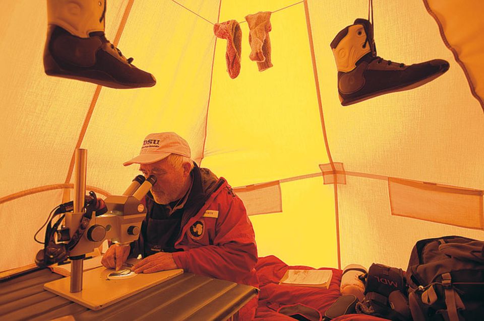 Allein die Stoffplane seines Zeltes schützt den Geologen Allan Ashworth während der Expedition im Olympus Range vor der Kälte Allein die Stoffplane seines Zeltes schützt den Geologen Allan Ashworth während der Expedition im Olympus Range vor der Kälte