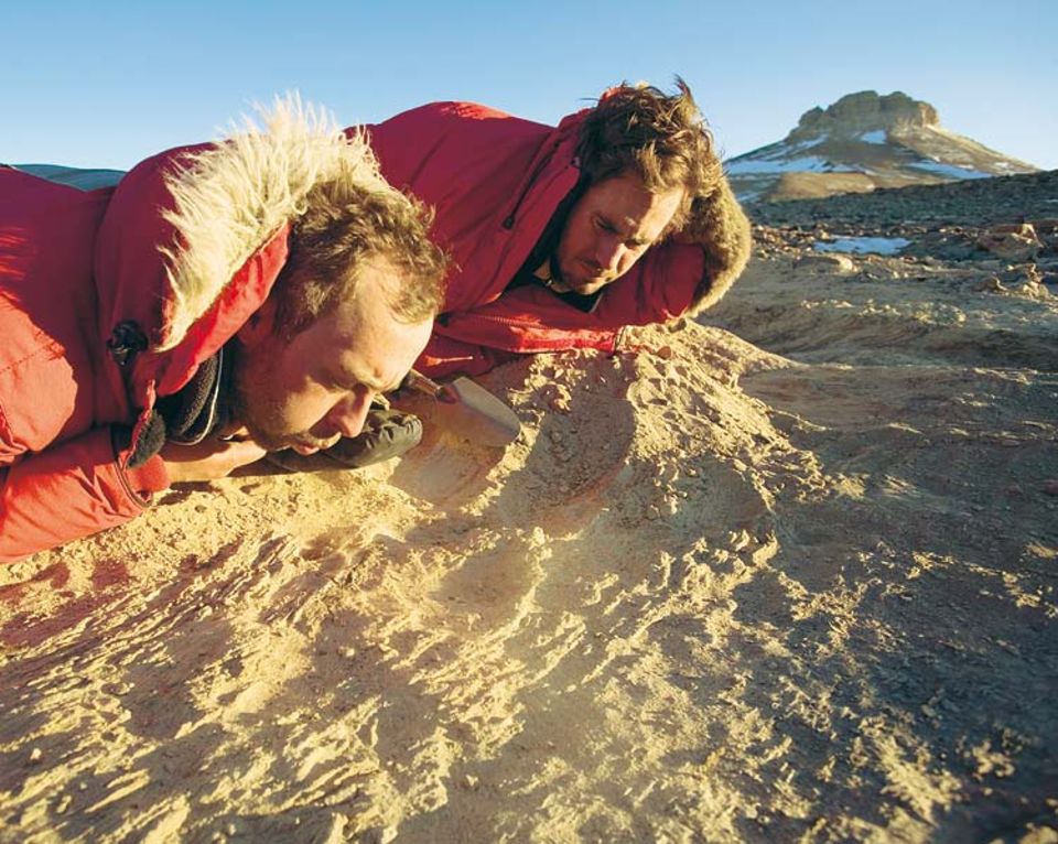 Behutsam legen die Geologen Adam Lewis und Douglas Kowalewski den Rand eines ehemaligen Gletschersees frei Behutsam legen die Geologen Adam Lewis und Douglas Kowalewski den Rand eines ehemaligen Gletschersees frei