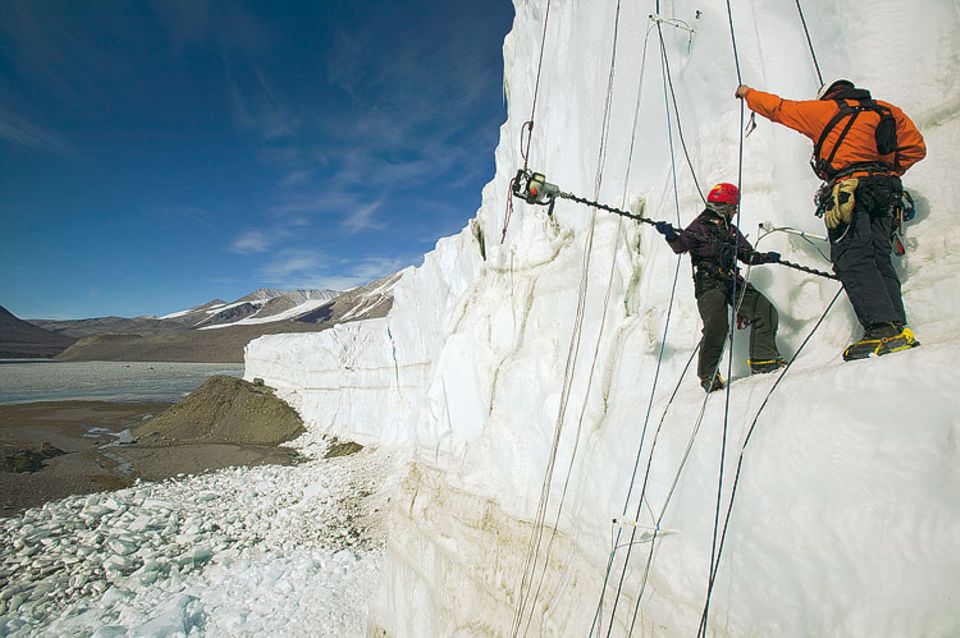 Um die Bewegung der Eisriesen zu verfolgen, bohren Glaziologen Mess-Stangen in die Klippen des Taylor Glacier Um die Bewegung der Eisriesen zu verfolgen, bohren Glaziologen Mess-Stangen in die Klippen des Taylor Glacier