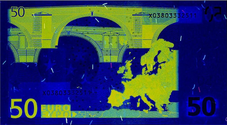 Geld: Unter UV-Licht leuchten die Euroscheine in allen Farben