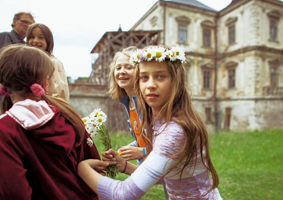Blütezeit: Eine Schulklasse aus Lemberg besichtigt Schloss Pidhirci. Die Restaurierung des "ukrainischen Versailles" hat begonnen und nährt Hoffnungen Blütezeit: Eine Schulklasse aus Lemberg besichtigt Schloss Pidhirci. Die Restaurierung des "ukrainischen Versailles" hat begonnen und nährt Hoffnungen