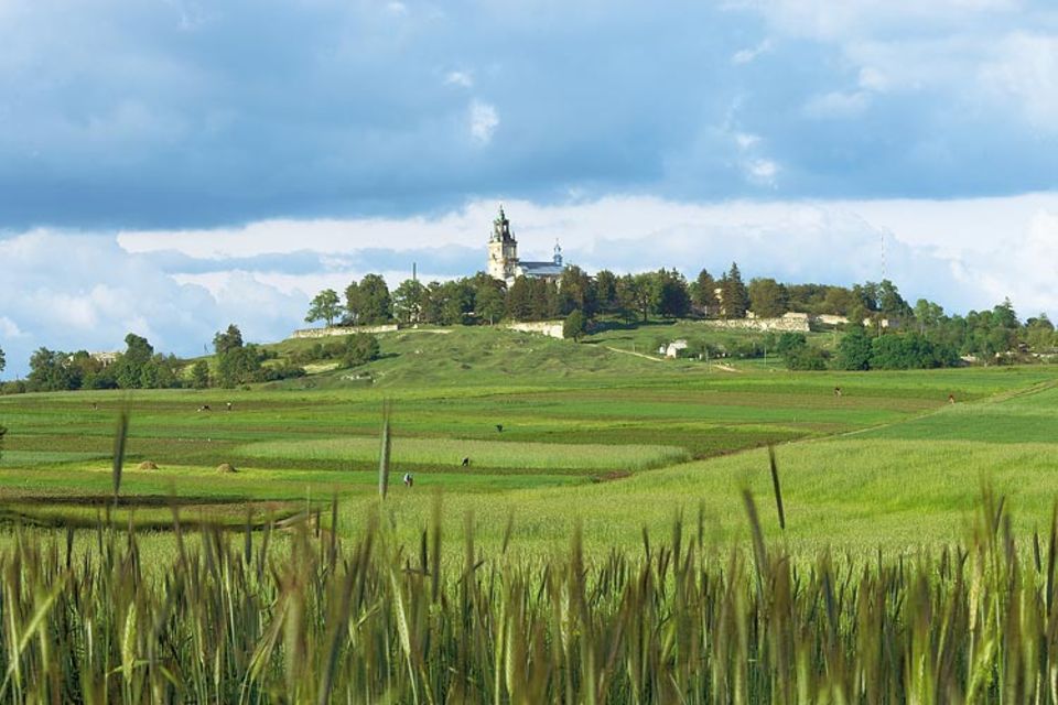 Unterwegs in einem fernen, nahen Land: Kloster Pidkamin ist nach Jahrzehnten des Niedergangs nur noch aus der Distanz ein erhebender Anblick; der Barockbau ist stark verfallen Unterwegs in einem fernen, nahen Land: Kloster Pidkamin ist nach Jahrzehnten des Niedergangs nur noch aus der Distanz ein erhebender Anblick; der Barockbau ist stark verfallen