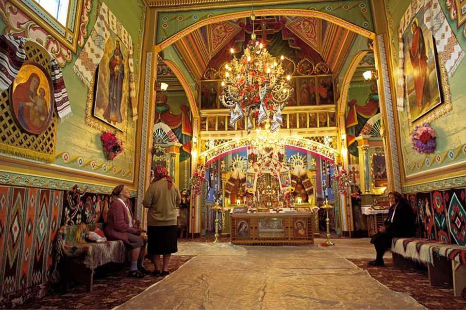 Die Kirche steht im schwer zugänglichen Tscheremosch-Tal in den Karpaten. Der Gottesdienst wird nach byzantinischem Ritus gelesen, die Gläubigen gehören der ruthenisch-katholischen Gemeinschaft an Die Kirche steht im schwer zugänglichen Tscheremosch-Tal in den Karpaten. Der Gottesdienst wird nach byzantinischem Ritus gelesen, die Gläubigen gehören der ruthenisch-katholischen Gemeinschaft an