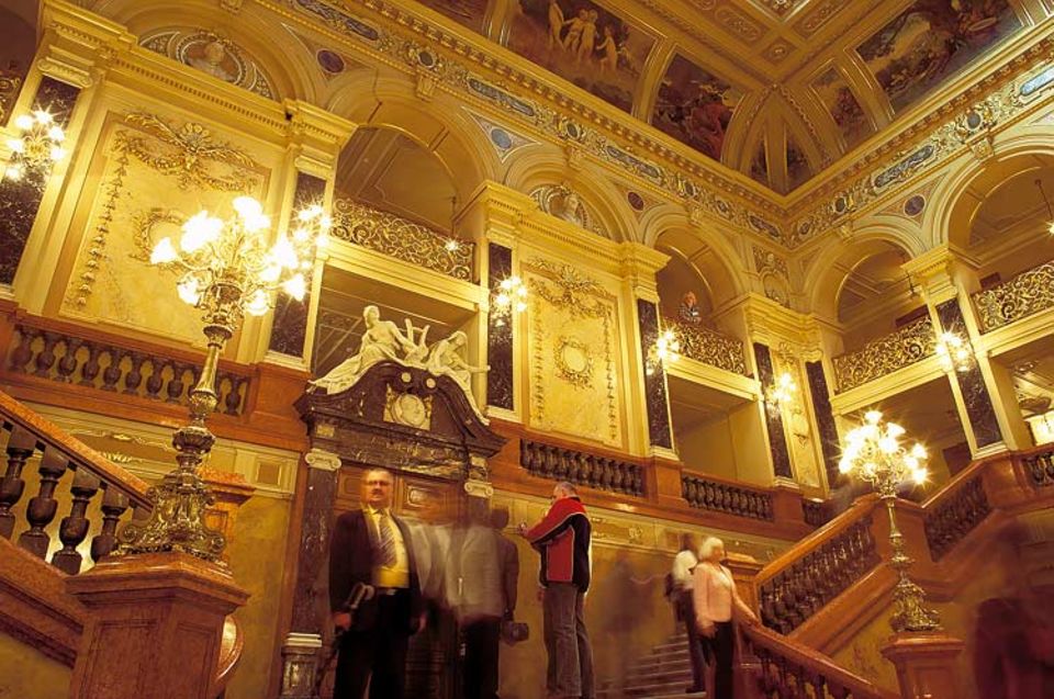 Schweres Gold: Fortwährende Kritik am überladenen Interieur der Lemberger Oper soll den Architekten Zygmunt Gorgolewski 1903 in den Selbstmord getrieben haben. Man befürchtete auch statische Probleme, doch der Musentempel überdauerte Schweres Gold: Fortwährende Kritik am überladenen Interieur der Lemberger Oper soll den Architekten Zygmunt Gorgolewski 1903 in den Selbstmord getrieben haben. Man befürchtete auch statische Probleme, doch der Musentempel überdauerte