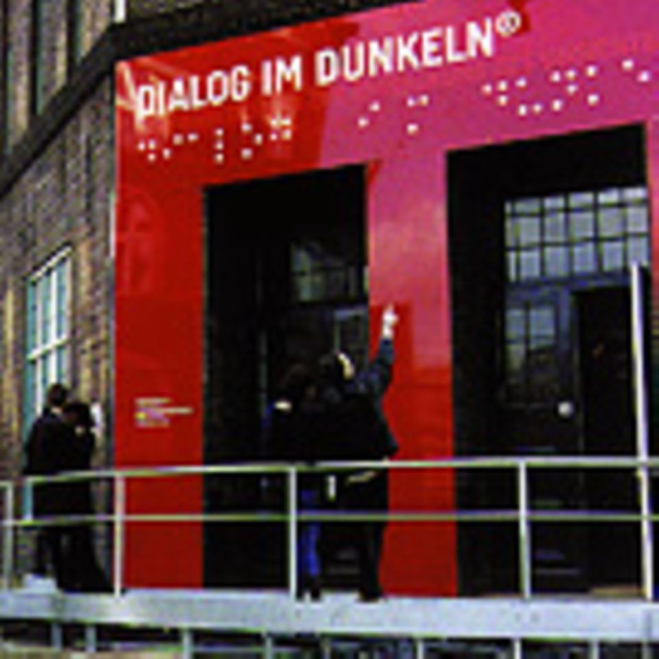 Hamburg: Reise durch die Dunkelheit