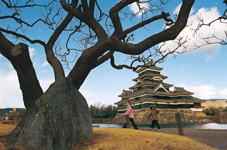 Einnehmend, aber nie eingenommen: Die über 500 Jahre alte Burg von Matsumoto ist ein Meisterwerk japanischer Baukunst. Eine Schlacht hat sie nie erlebt. Angreifer, möchte man glauben, hätten sich der Schönheit der Festung ohnehin kampflos ergeben Einnehmend, aber nie eingenommen: Die über 500 Jahre alte Burg von Matsumoto ist ein Meisterwerk japanischer Baukunst. Eine Schlacht hat sie nie erlebt. Angreifer, möchte man glauben, hätten sich der Schönheit der Festung ohnehin kampflos ergeben