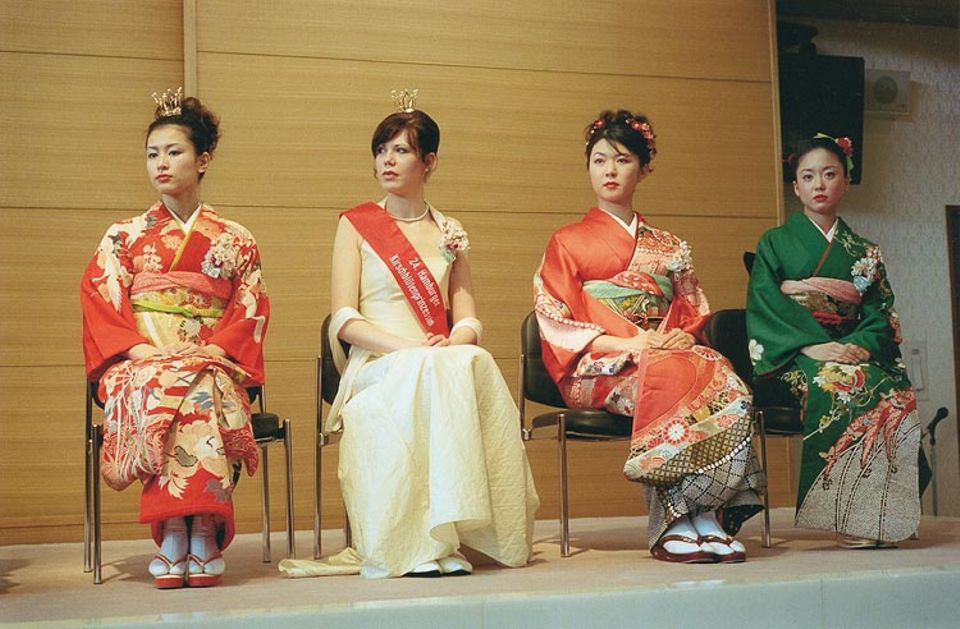 Eher rosa-weiß- als blaublütig: die Hamburger Prinzessin im Kreis ihrer japanischen Kolleginnen Eher rosa-weiß- als blaublütig: die Hamburger Prinzessin im Kreis ihrer japanischen Kolleginnen