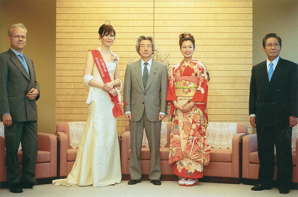 Heute ein König: Premierminister Koizumi umrahmt von deutschjapanischem Kirschblütenadel Heute ein König: Premierminister Koizumi umrahmt von deutschjapanischem Kirschblütenadel