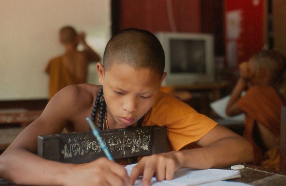 Aufklärung über Drogen und das thailändische Alphabet sind ein fester Bestandteil des Unterrichts im Kloster Tham Pa Acha Tong Aufklärung über Drogen und das thailändische Alphabet sind ein fester Bestandteil des Unterrichts im Kloster Tham Pa Acha Tong
