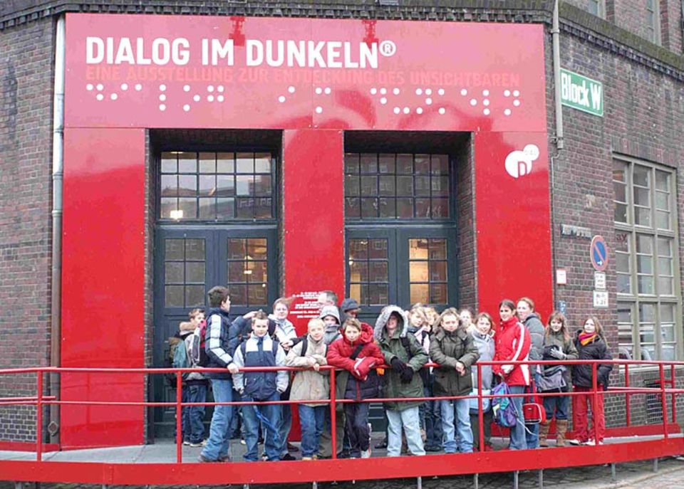 Mal was anderes: Ein Ausflug zur Ausstellung "Dialog im Dunkeln" mit der ganzen Klasse