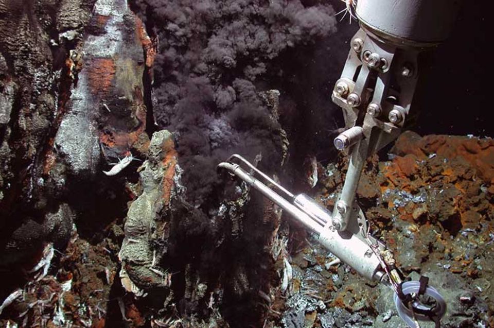 Unbekannte Tiefsee: Jetzt entdeckten Forscher die heißeste unterseeische Thermalquelle - 407 Grad Celsius heiß ist das chemikalienbeladene Wasser, das aus dem Erdspalt quillt
