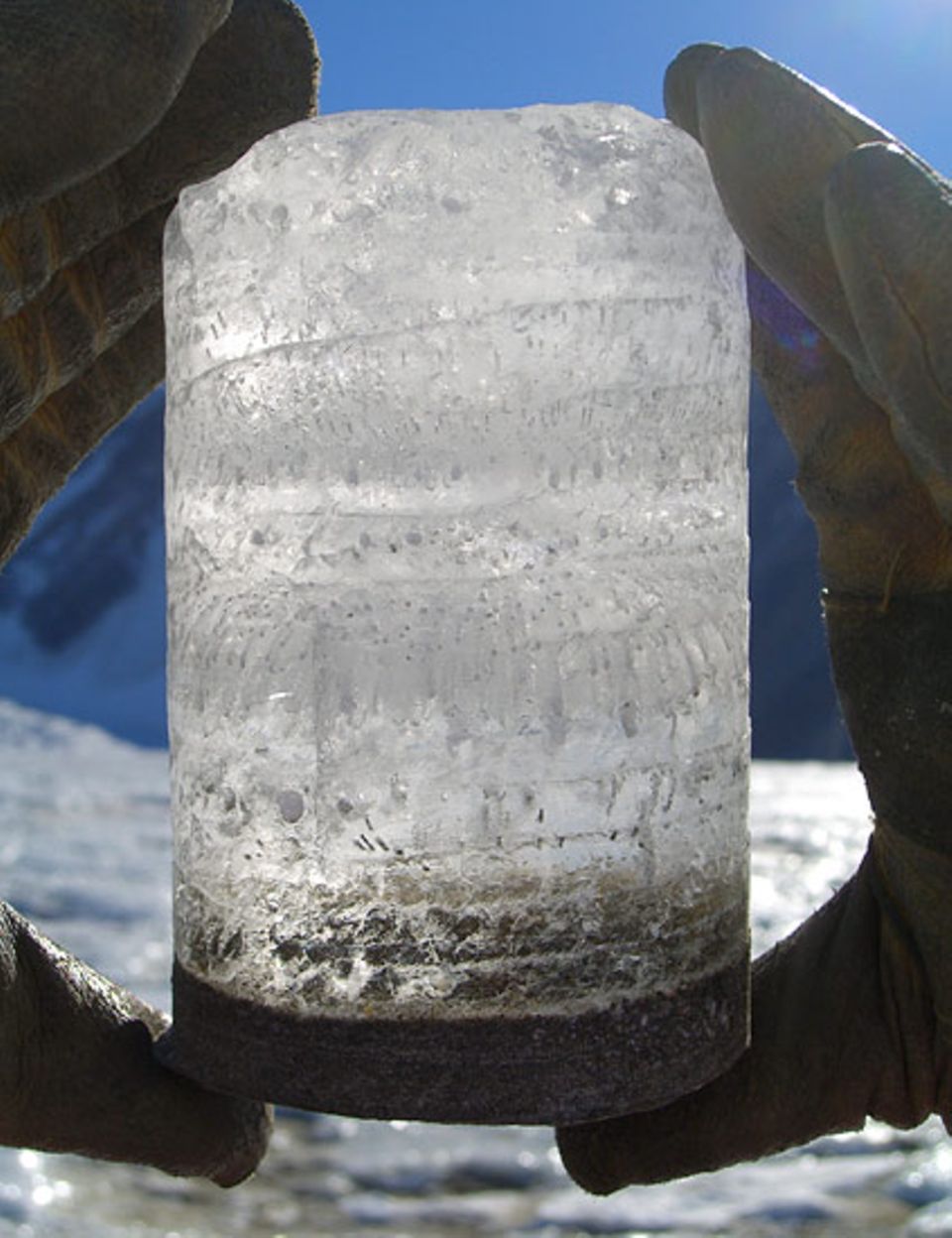 Wenn Staub in die Gletscher einschmilzt, bilden sich "Cryoconite Holes" - Blasen aus Wasser, in denen Mikroben gedeihen können