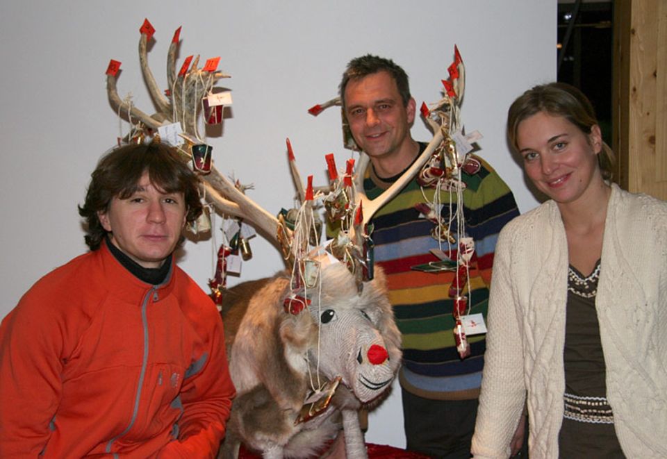 Stationsleiter Rainer Vockenroth (links) und seine Kollegen Mareike Peterson und Cedric Couret freuen sich über ihren Adventskalender. Das Rentier haben sie "Rudolf" getauft Stationsleiter Rainer Vockenroth (links) und seine Kollegen Mareike Peterson und Cedric Couret freuen sich über ihren Adventskalender. Das Rentier haben sie "Rudolf" getauft
