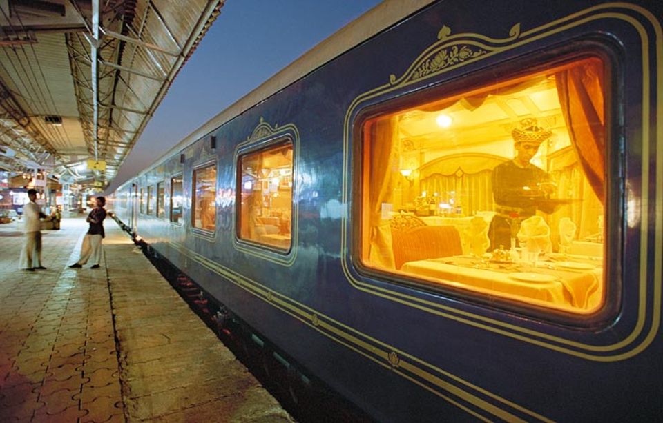 Während die Nacht über dem Bahnhof von Ratnagiri hereinbricht, werden im Restaurant des Luxuszugs letzte Vorbereitungen für das Dinner getroffen Während die Nacht über dem Bahnhof von Ratnagiri hereinbricht, werden im Restaurant des Luxuszugs letzte Vorbereitungen für das Dinner getroffen