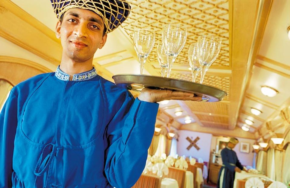 In den beiden Restaurants des "Deccan Odyssey" können Gäste zwischen indischer und westlicher Küche wählen; die Kellner wahren auch bei schwankender Fahrt die Haltung In den beiden Restaurants des "Deccan Odyssey" können Gäste zwischen indischer und westlicher Küche wählen; die Kellner wahren auch bei schwankender Fahrt die Haltung