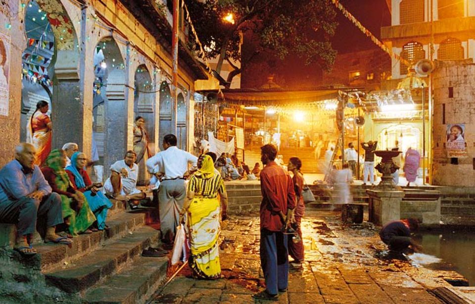 Beim Zwischenhalt in Nashik, nordöstlich von Mumbai, erleben die Reisenden den Alltag Indiens: Gläubige, die sich am Fluss Godavari rituell reinigen, Passanten im trägen abendlichen Plausch und das für den Subkontinent so typische weiche Licht Beim Zwischenhalt in Nashik, nordöstlich von Mumbai, erleben die Reisenden den Alltag Indiens: Gläubige, die sich am Fluss Godavari rituell reinigen, Passanten im trägen abendlichen Plausch und das für den Subkontinent so typische weiche Licht