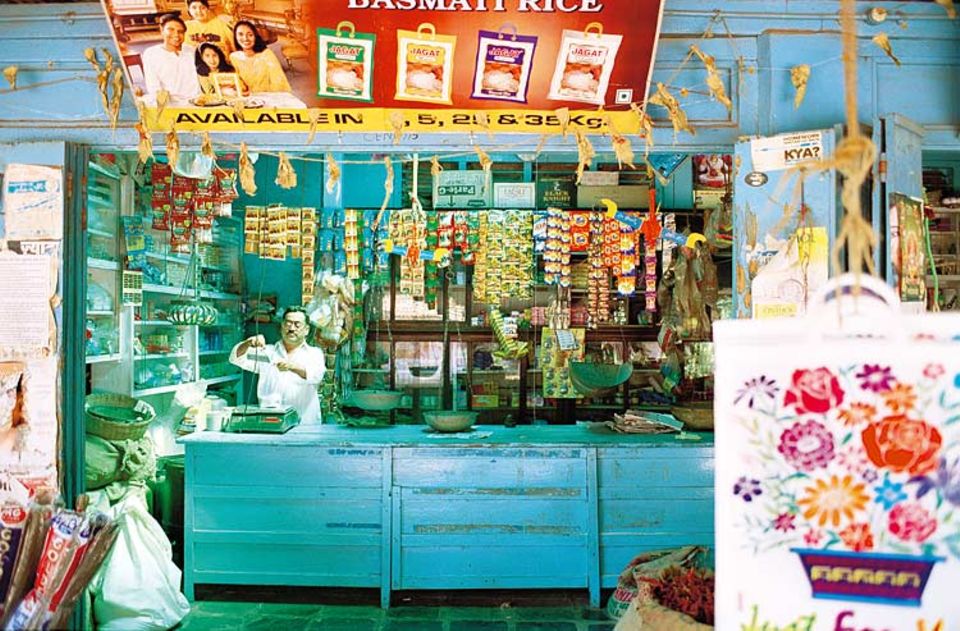 Bei jedem Halt des nachtblauen "Deccan Odyssey" entdecken Passagiere Facetten der indischen Lebens- und Farbschattierungen: verwaschenes Blau, das ein Händler seinem Kiosk in einem Dorf in Maharashtra spendiert hat Bei jedem Halt des nachtblauen "Deccan Odyssey" entdecken Passagiere Facetten der indischen Lebens- und Farbschattierungen: verwaschenes Blau, das ein Händler seinem Kiosk in einem Dorf in Maharashtra spendiert hat
