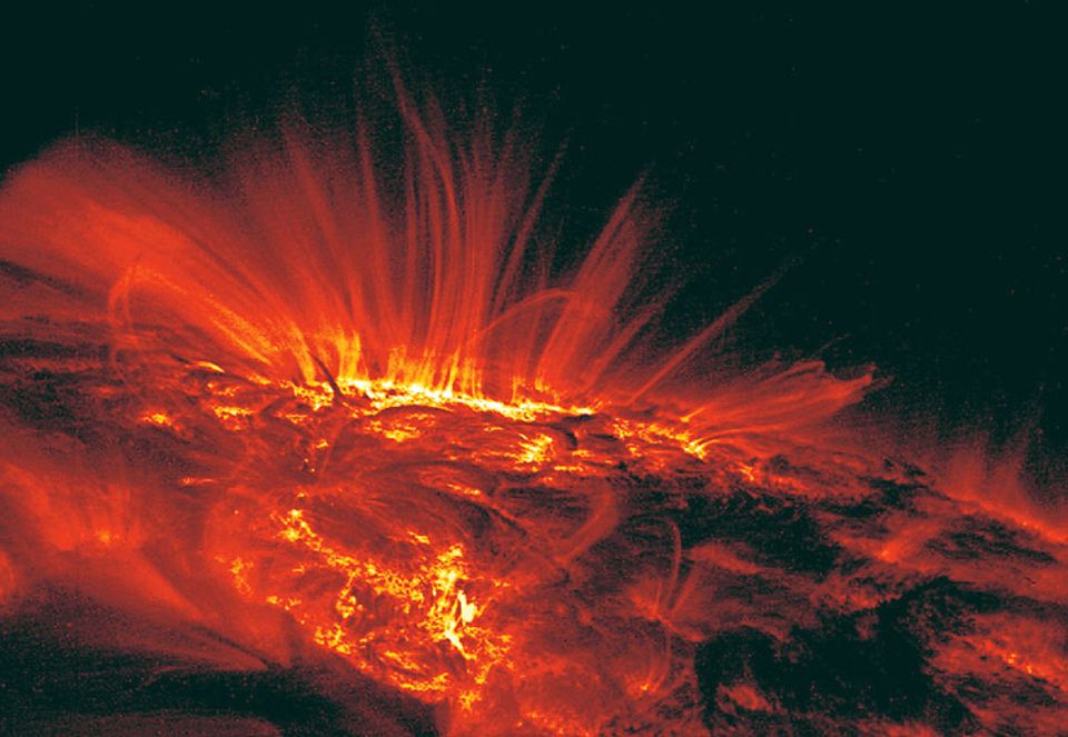 STEREO-Mission: Besonders hohe Temperaturen herrschen in hellen Bereichen der Sonnenoberfläche (gelb). Das Millionen Grad Celsius heiße Plasma wird herausgeschleudert und ordnet sich in Magnetfeldern zu Bögen
