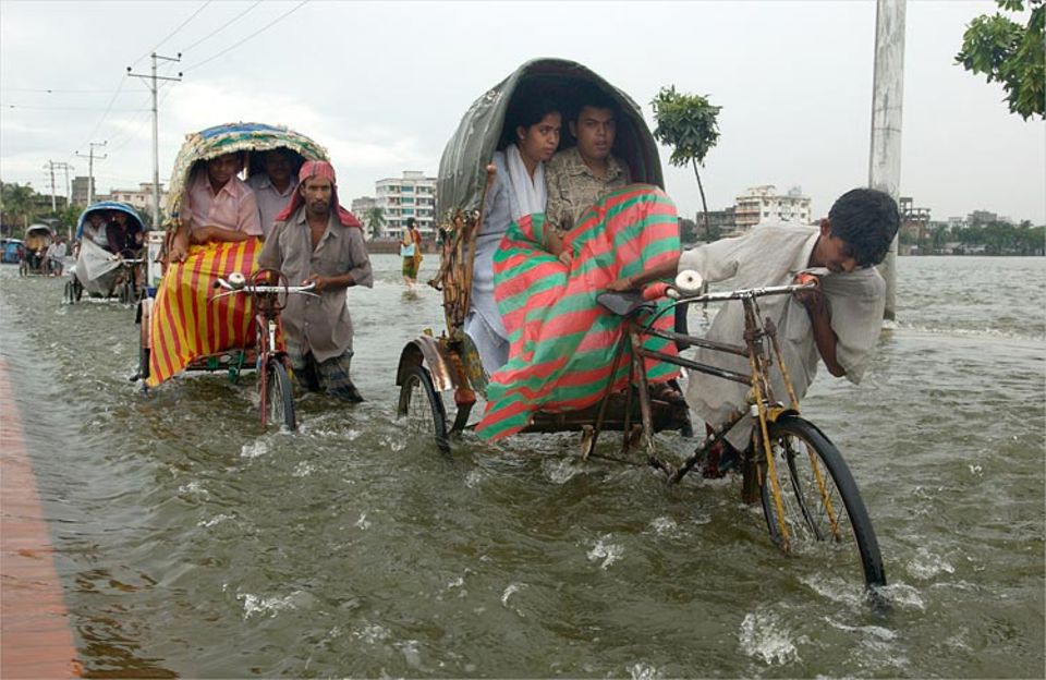 Sintflutartiger Regen verursacht immer wieder verheerende Überschwemmungen - wie hier in Bangladesch im Herbst 2004 Sintflutartiger Regen verursacht immer wieder verheerende Überschwemmungen - wie hier in Bangladesch im Herbst 2004