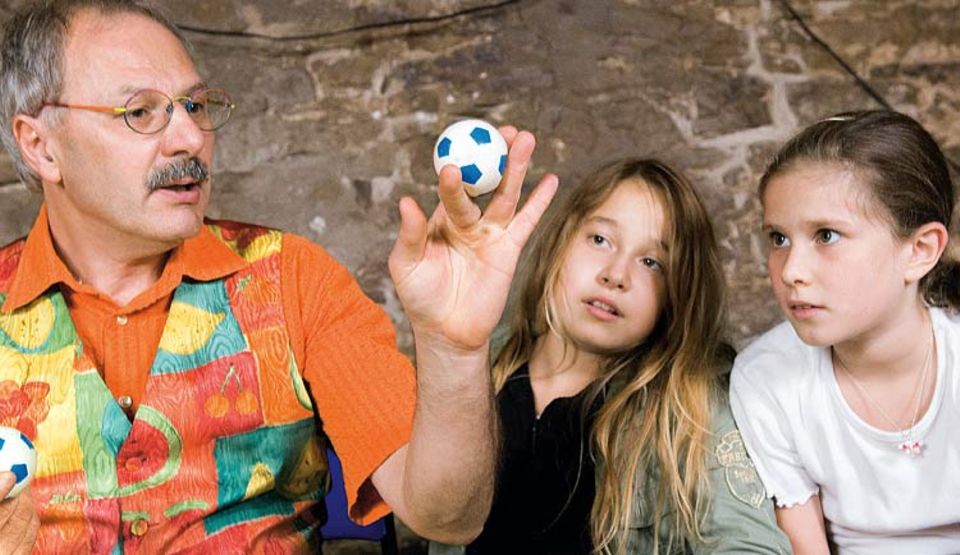 Alice und Judith trauen ihren Augen nicht: Wie von Zauberhand lässt Peter Helter den Ball zwischen den Fingern wandern. Der Rheinländer zaubert seit seinem siebten Lebensjahr Alice und Judith trauen ihren Augen nicht: Wie von Zauberhand lässt Peter Helter den Ball zwischen den Fingern wandern. Der Rheinländer zaubert seit seinem siebten Lebensjahr