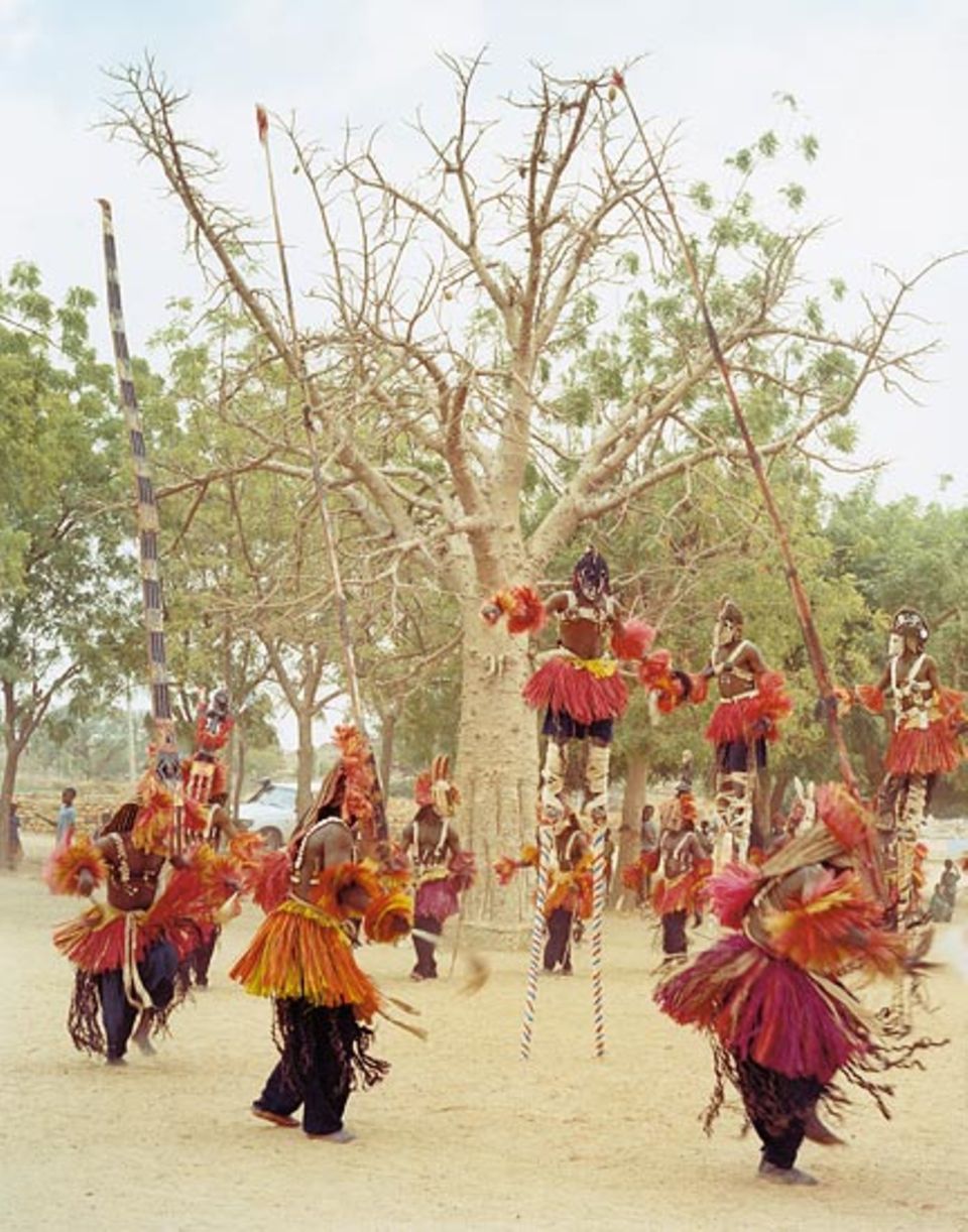 Mali: Mit einem Maskentanz sorgen Dogon-Männer für den Seelenfrieden eines Verstorbenen