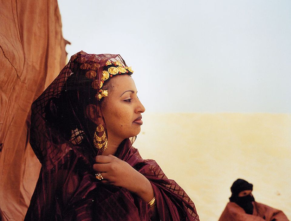 Mali: In den Dünen der Sahara treffen dei Musiker auf sachkundige Zuhörer - wie diese reich geschmückte Targia