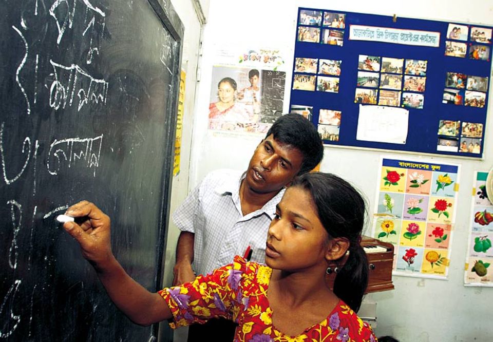 Etwa drei Stunden am Tag besucht Rokeya die UNICEF-Schule in ihrem Viertel. Sie kommt gern hierher: Der Lehrer macht ihr Mut und lobt, wenn sie eine Aufgabe gut löst Etwa drei Stunden am Tag besucht Rokeya die UNICEF-Schule in ihrem Viertel. Sie kommt gern hierher: Der Lehrer macht ihr Mut und lobt, wenn sie eine Aufgabe gut löst